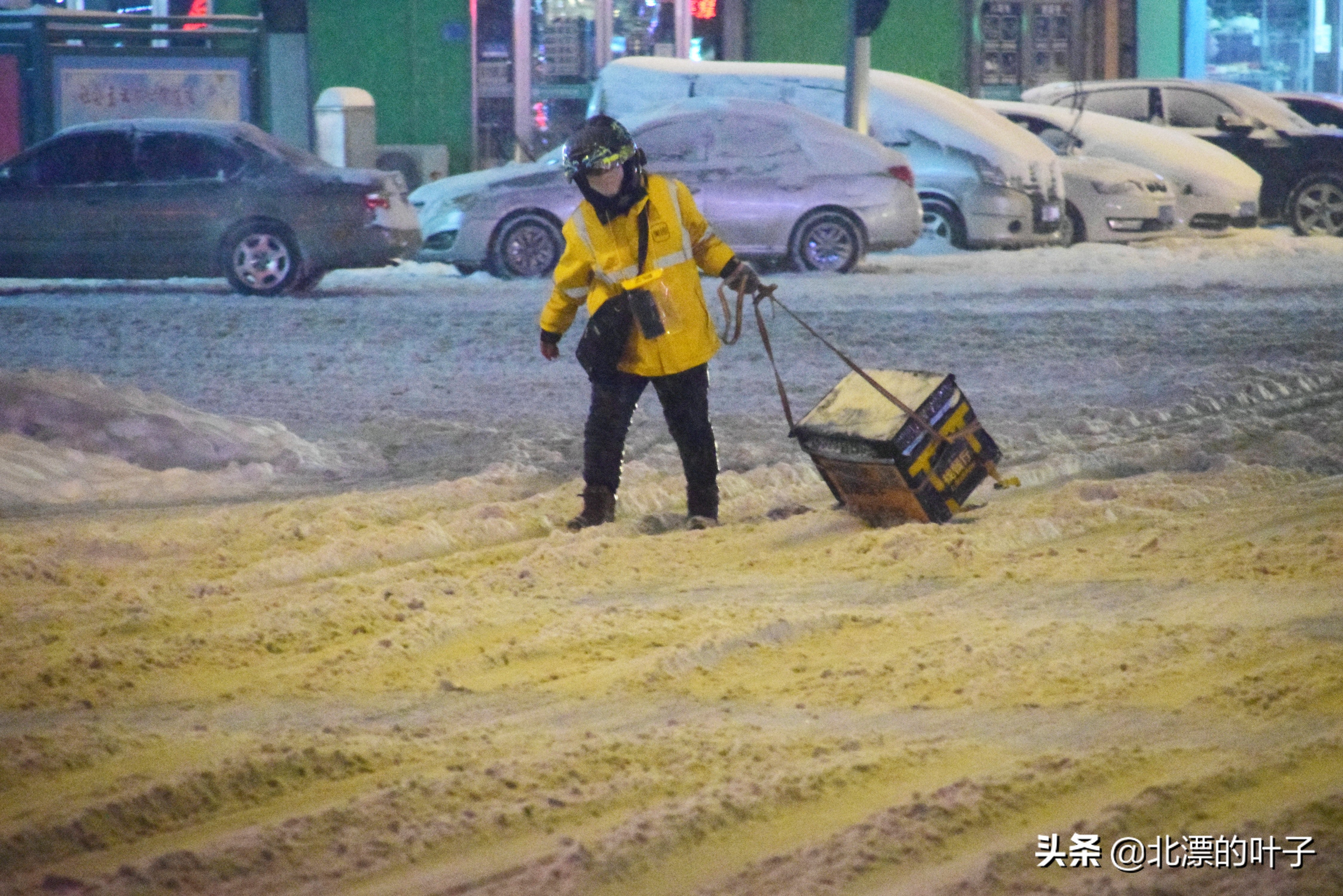 大雪之中，女士拖着箱子去送外卖，箱子坏了，恳请王兴不要扣她钱