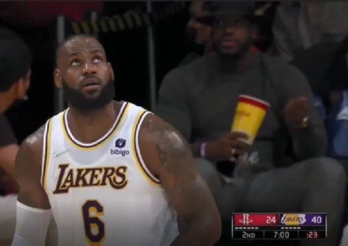 nba火箭湖人录像(湖人赢火箭，本赛季第一次变阵！现场转播镜头，出现了两个詹姆斯)