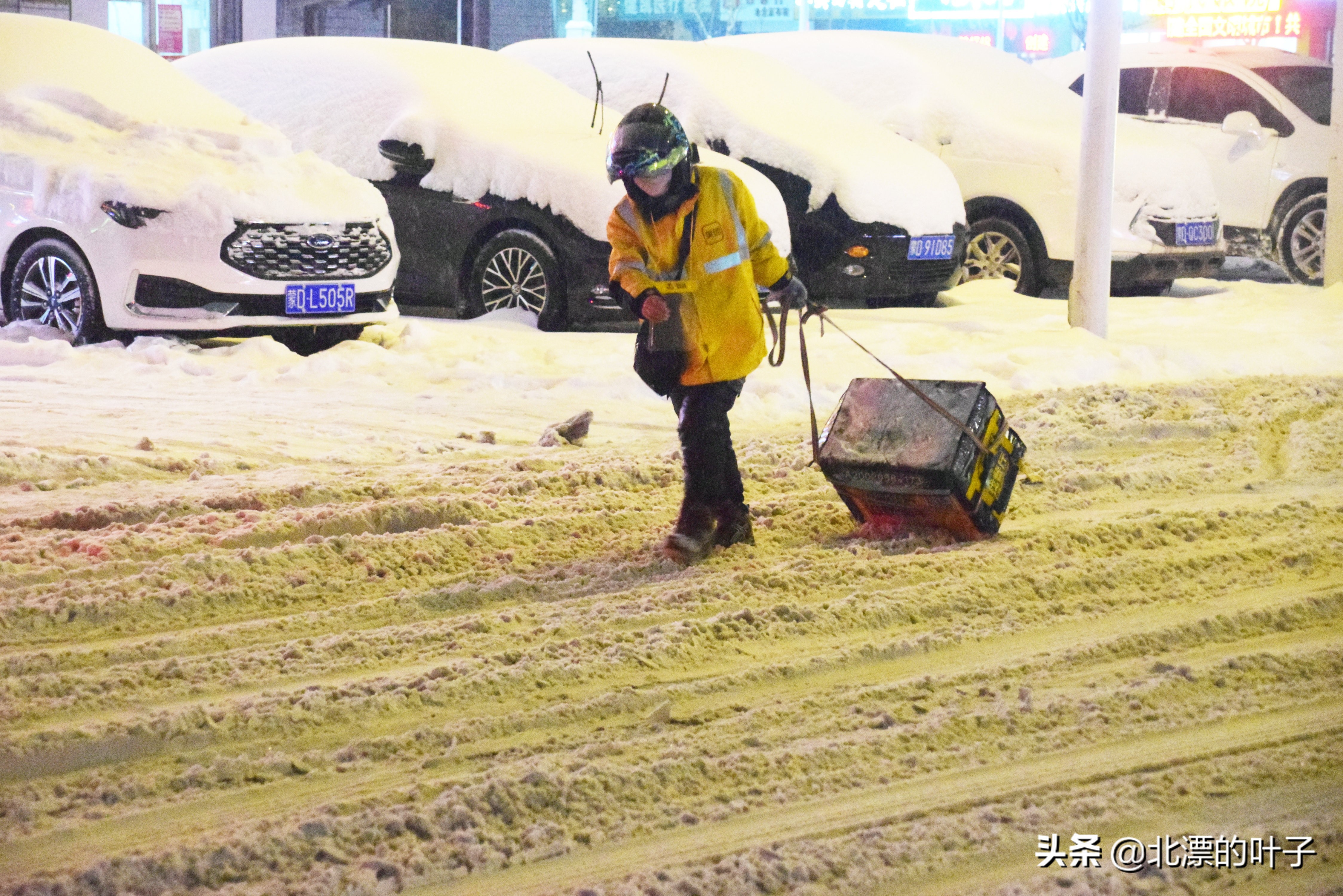 大雪之中，女士拖着箱子去送外卖，箱子坏了，恳请王兴不要扣她钱