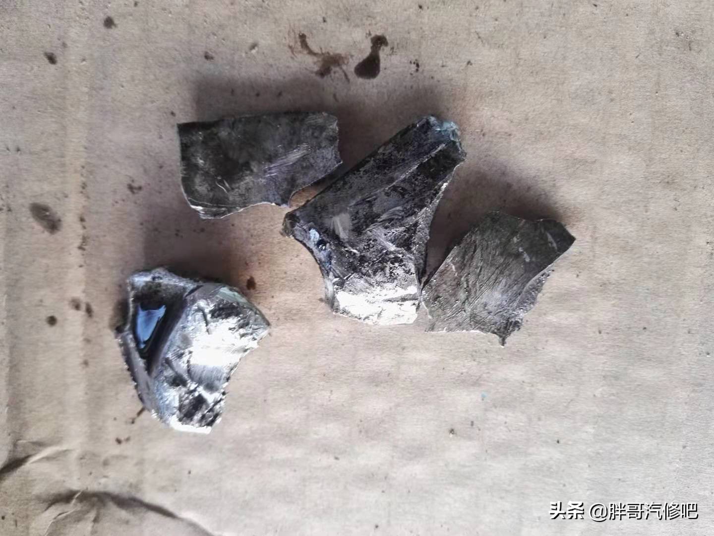 车主非正常启动车辆，然而一个小失误，变速箱被击了大窟窿
