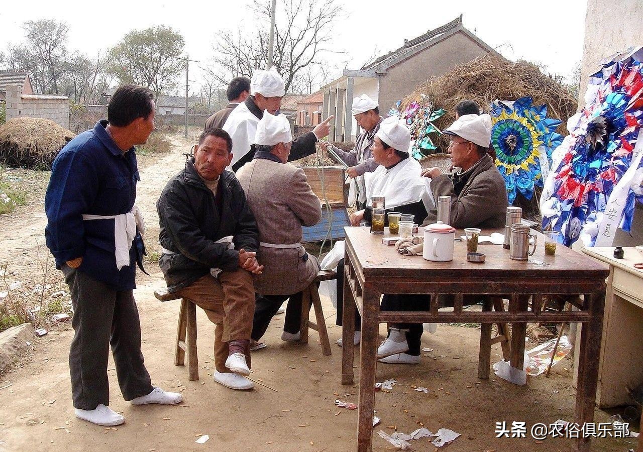 在外地去世丧礼怎么办？不同村不同俗，有的抬回家，有的却很忌讳