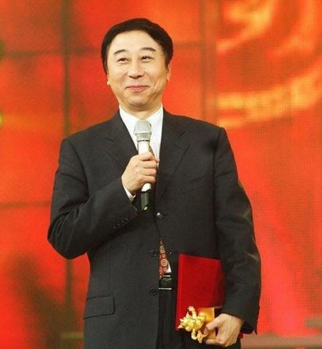 63岁冯巩亲自扫马路,凌晨为环卫工人送餐,骑共享单车出行超节俭