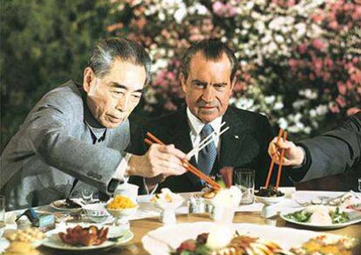 当尼克松访问中国时，他使用总理总理学习技巧。回来后，他烧了几乎白宫。