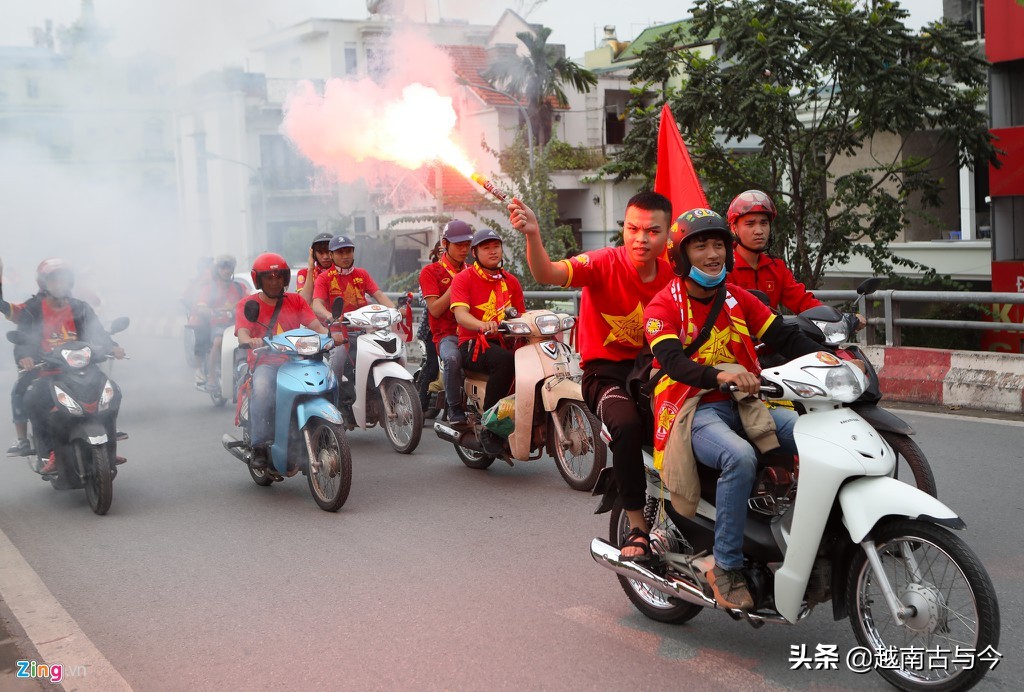 越南国家世界杯预选赛(世界杯预选赛越南队主场对战阿联酋，为越南能出线，球迷绕场巡游)
