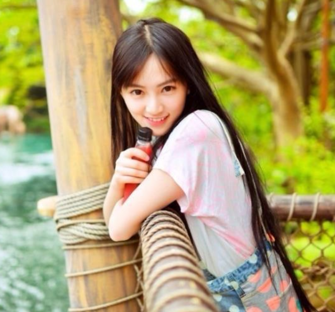 ​清华大学状元校花，堪称行走的招生简章，网友：我要复读考清华