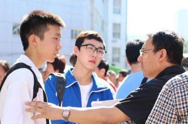 高中生迎来新消息，“英语”将被踢出高考？教育部回应来了