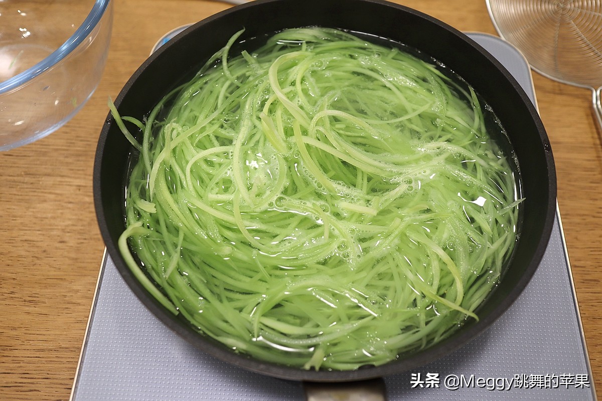 低脂低卡的炝拌莴笋丝，清香脆嫩不上火，简单一拌特开胃