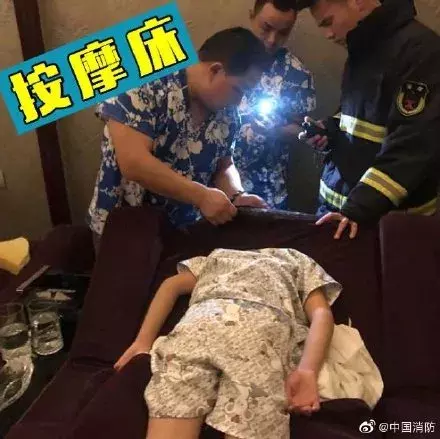 "我家孩子卡洗衣机里了！"孩子哇哇哭，消防这个"护头杀"暖化