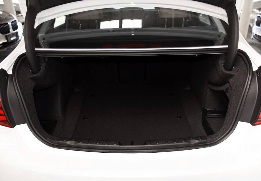 最后一批老Q5 起步价降至30万元 跟宝马320价格相当 买谁划算