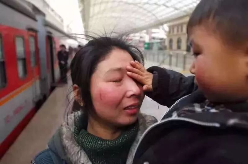 留守儿童父母：外出打工就不能陪伴你，在家陪你就无法养育你