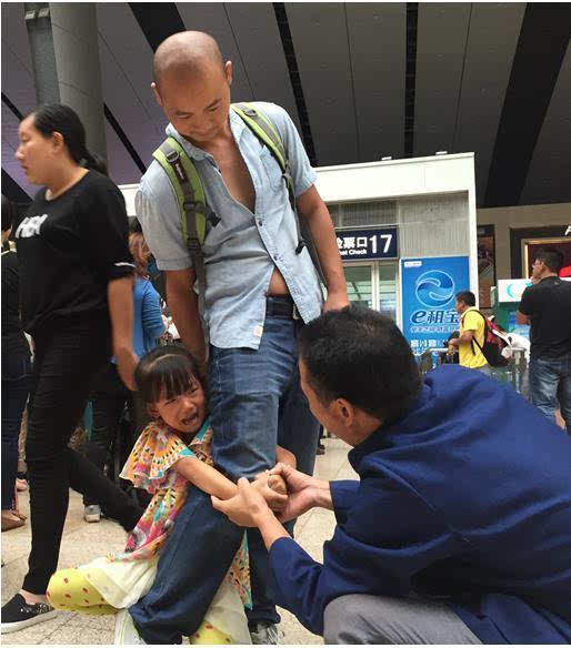 留守儿童父母：外出打工就不能陪伴你，在家陪你就无法养育你