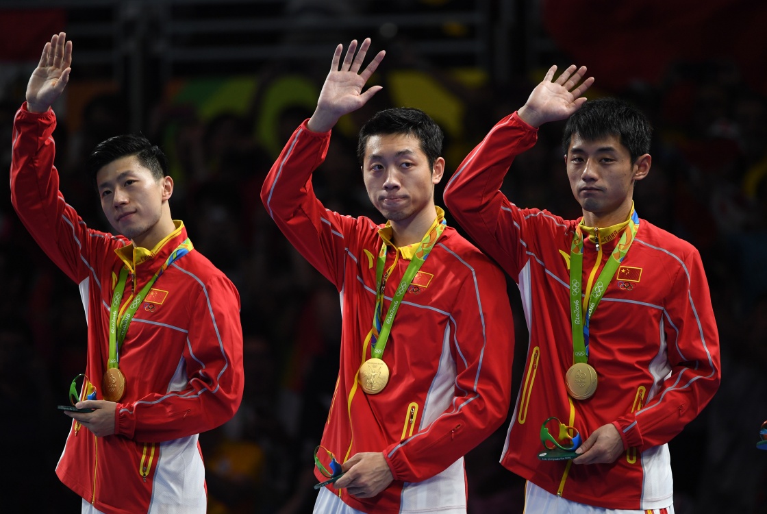根据去年中国乒协出台的关于世乒赛参赛资格的选拔方案,男队马龙,许昕