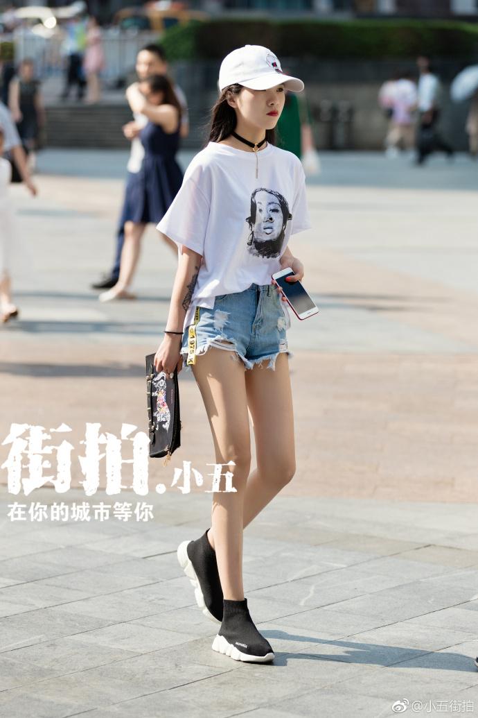 重庆街拍, 图案T恤搭配牛仔热裤, 让简单的搭配也能变得有趣