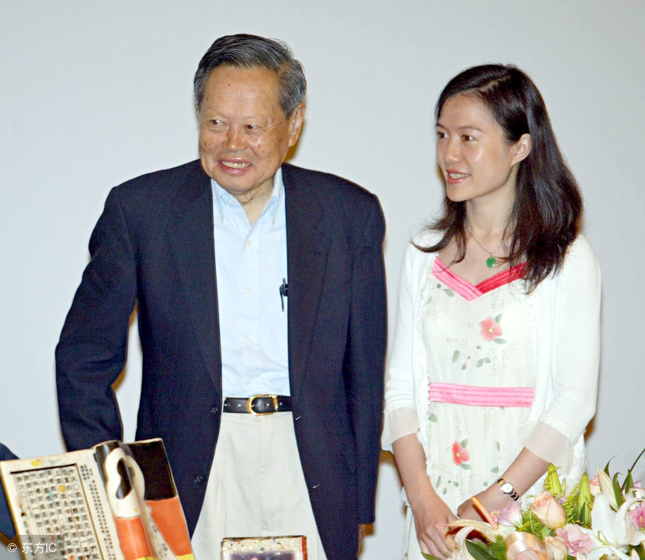 杨振宁96岁喜得贵子图片(杨振宁96岁喜得贵子图片年龄) - 泉兴百科