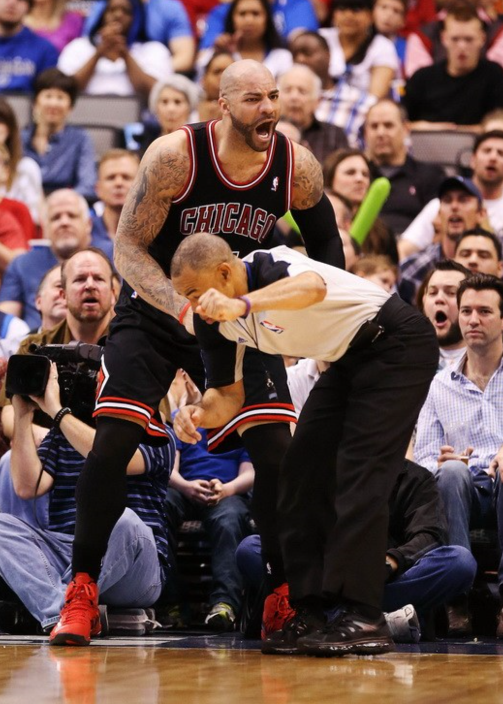 nba有没有球员打过裁判(大胆！连裁判都打，皮尔斯怒扇裁判耳光，布泽尔重拳误打裁判肚子)