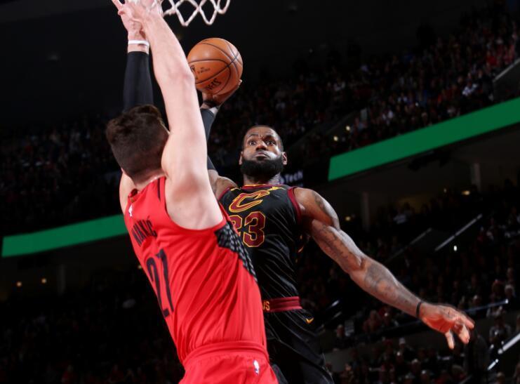 骑士vs开拓者詹姆斯隔扣（再遭围攻！詹皇疯狂刷屏庆祝隔扣惹争议，网友：丢人，不如字母哥）-华海博客