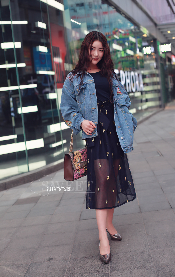 重庆街拍：碎花雪纺连衣裙+卡其色马甲，吸睛时尚，平添性感魅力