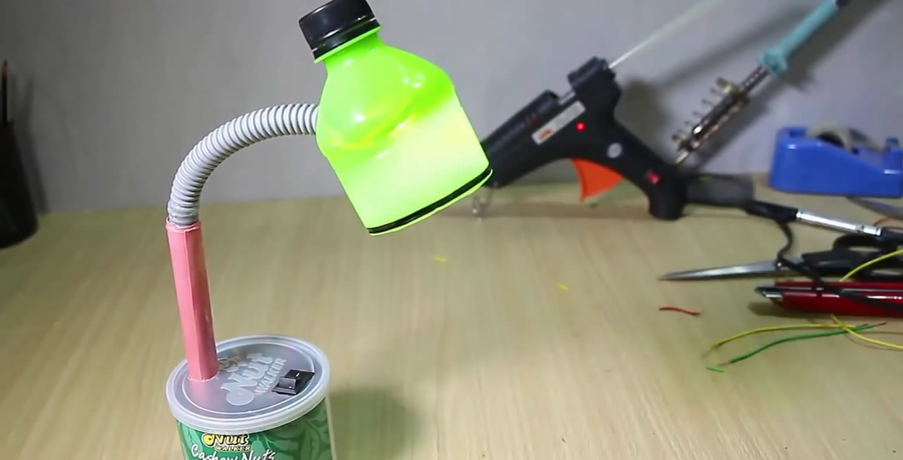 自制小台灯制作过程(奇思妙想DIY在生活中很实用，教你学会用塑料瓶制作台灯的方法)