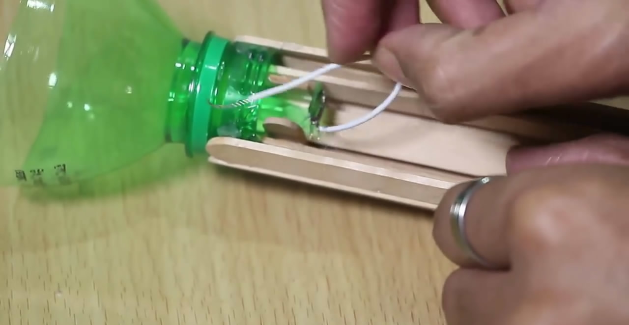 自制小台灯制作过程(奇思妙想DIY在生活中很实用，教你学会用塑料瓶制作台灯的方法)