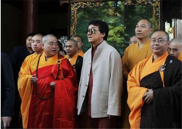 他是少林方丈本应倡导“一切乃身外之物”，却豪车出行酷爱奢侈品