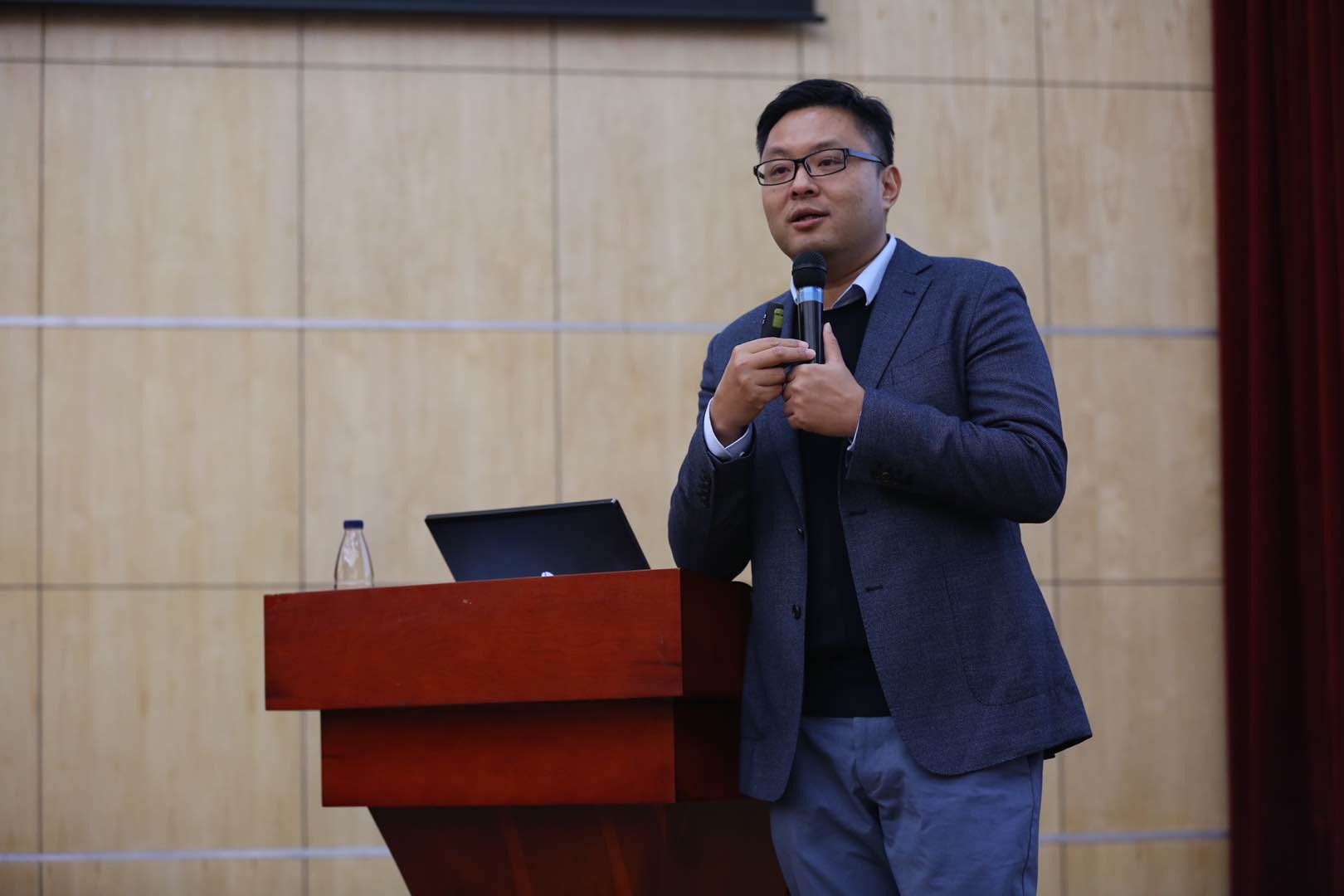 进行中！新东方“‘未’你而来”高校巡讲走进上海交通大学