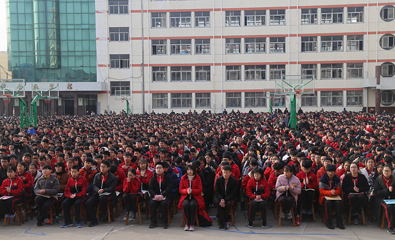 “大学梦，靠自己去圆”，近万人聆听沂南一中校长姜自忠谈梦想