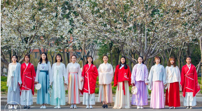 免费赏樱：许昌学院举办第二届樱花文化节，身着汉服赏樱花，美！