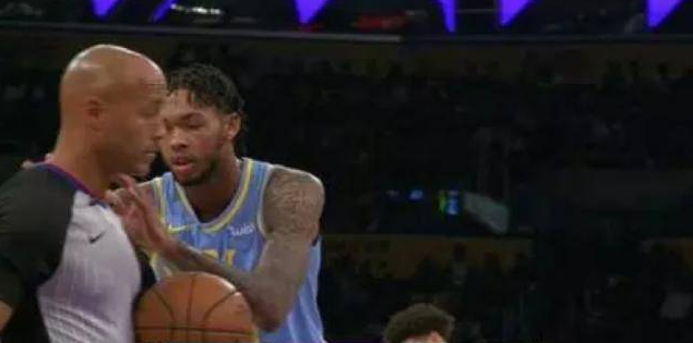 为什么nba球衣不会湿(NBA球员如何处理汗水？科比把汗喝掉，有人敢把手汗擦在裁判身上)