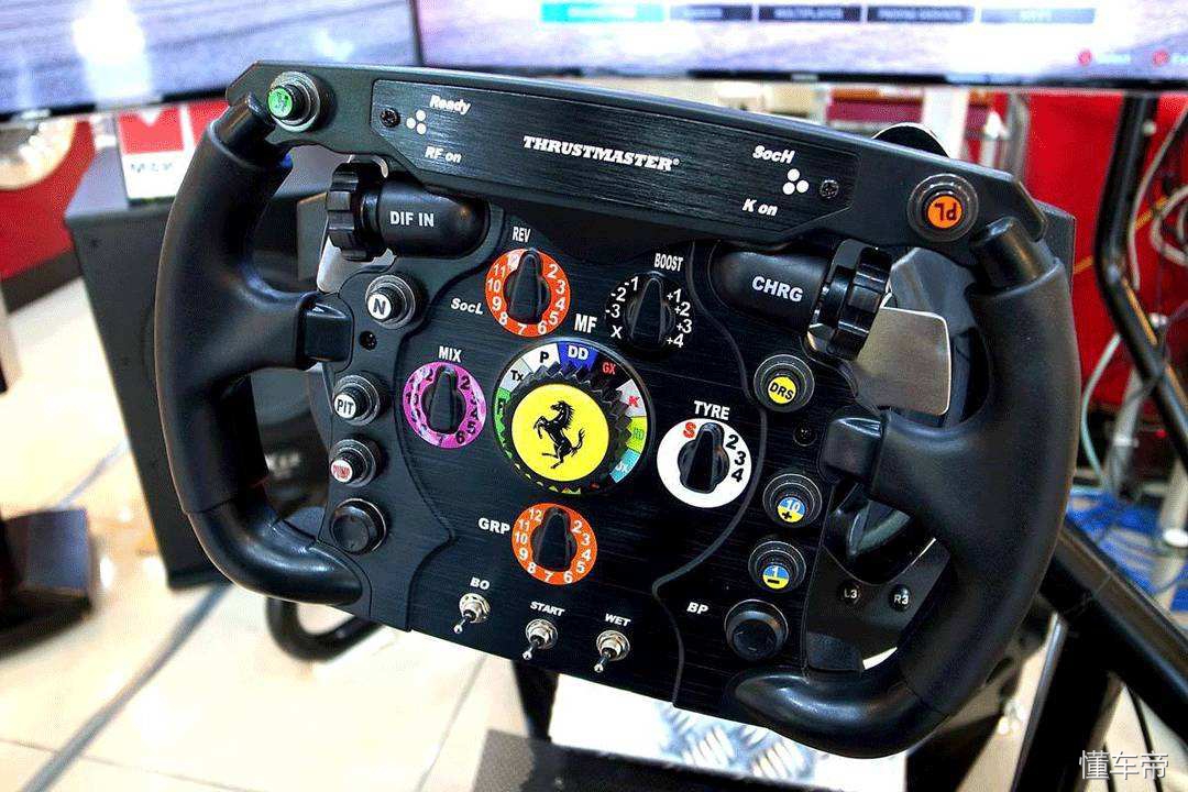 f1赛车的方向盘不仅具有按键,还提供显示信息的功能,可以通过自带的