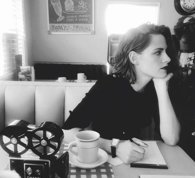 克里斯汀斯图尔特头像抽烟(抽烟剃头竖中指,出柜劈腿喝威士忌,暮光女