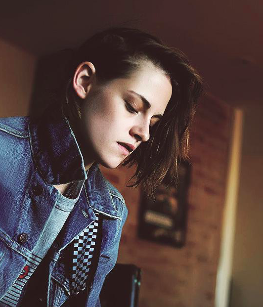 克里斯汀斯图尔特头像抽烟(抽烟剃头竖中指,出柜劈腿喝威士忌,暮光女