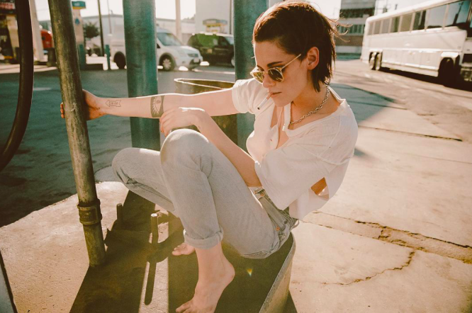 克里斯汀斯图尔特头像抽烟(抽烟剃头竖中指,出柜劈腿喝威士忌,暮光女