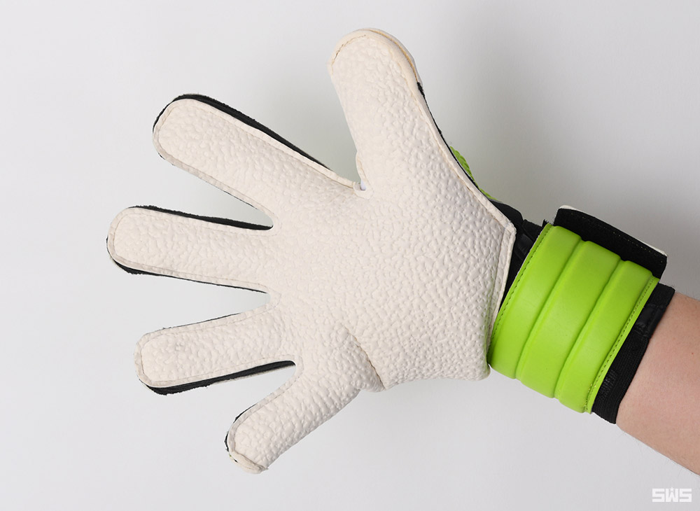 足球守门员手套开箱(一款手套四种选择，身为门将的你还在担心什么？)