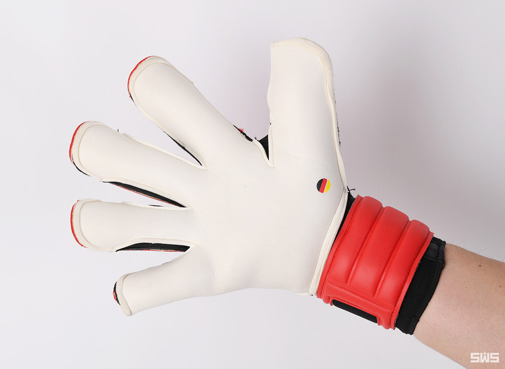 足球守门员手套开箱(一款手套四种选择，身为门将的你还在担心什么？)