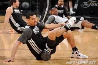 nba出场为什么要做动作(据说NBA球员赛前都必须做这个动作，这样打球才有状态！)