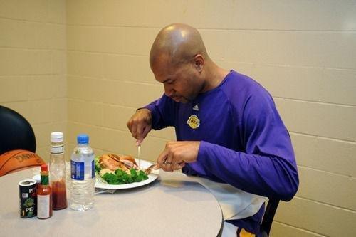 为什么nba球员不吃猪肉(NBA球星的独家食谱：看詹姆斯的一日三餐有多严格，8年从未吃猪肉)