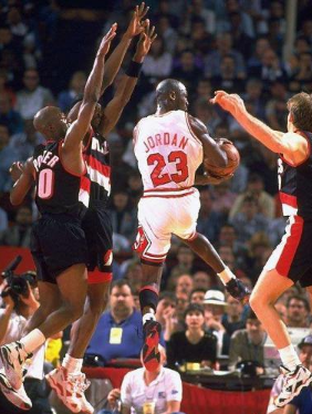 为什么张伯仑不是nba第一人（NBA历史第一人，张伯伦因被一人羞辱不敌乔丹，现役第一人无争议）