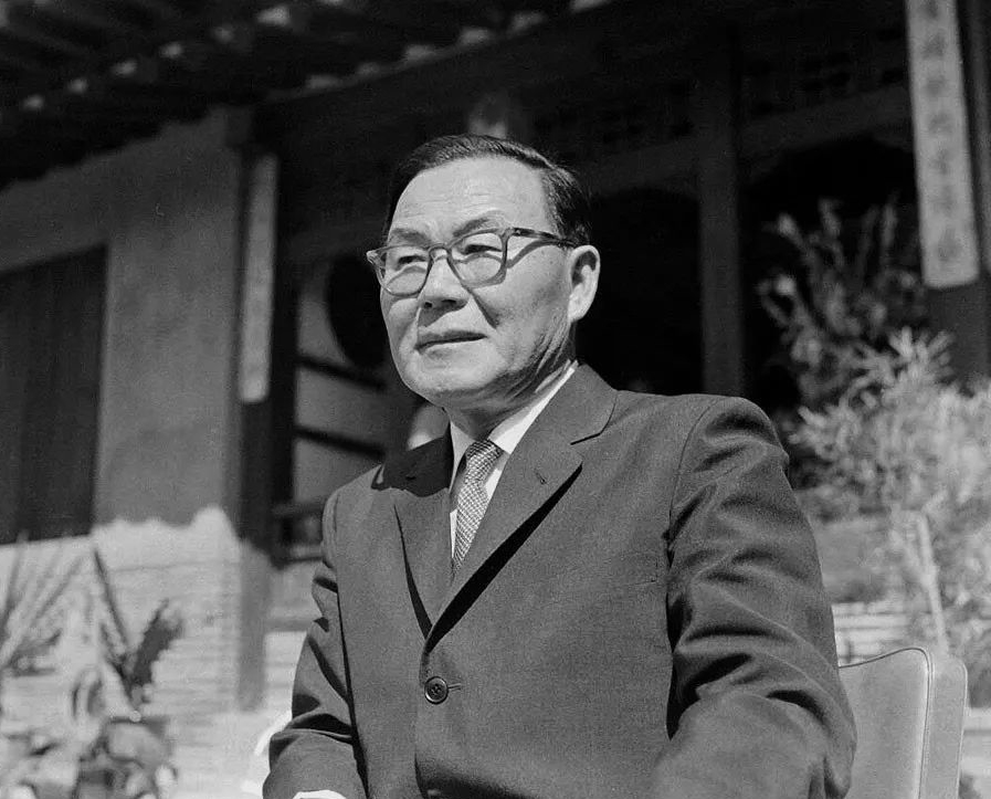 任命由总统签发(自1945年至今，细数韩国十二任总统只有他一个没有以悲剧收场)