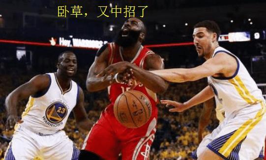 我运球时别人好好得叫个犯规(NBA巨星是怎么制造犯规的？哈登让联盟绝望，詹姆斯拉都拉不住)