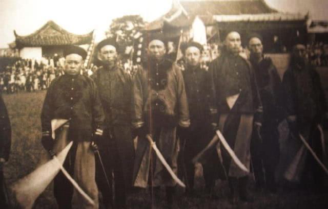 湘军攻下天京，部下力劝曾国藩称帝，结果曾国藩给出十六个字回应