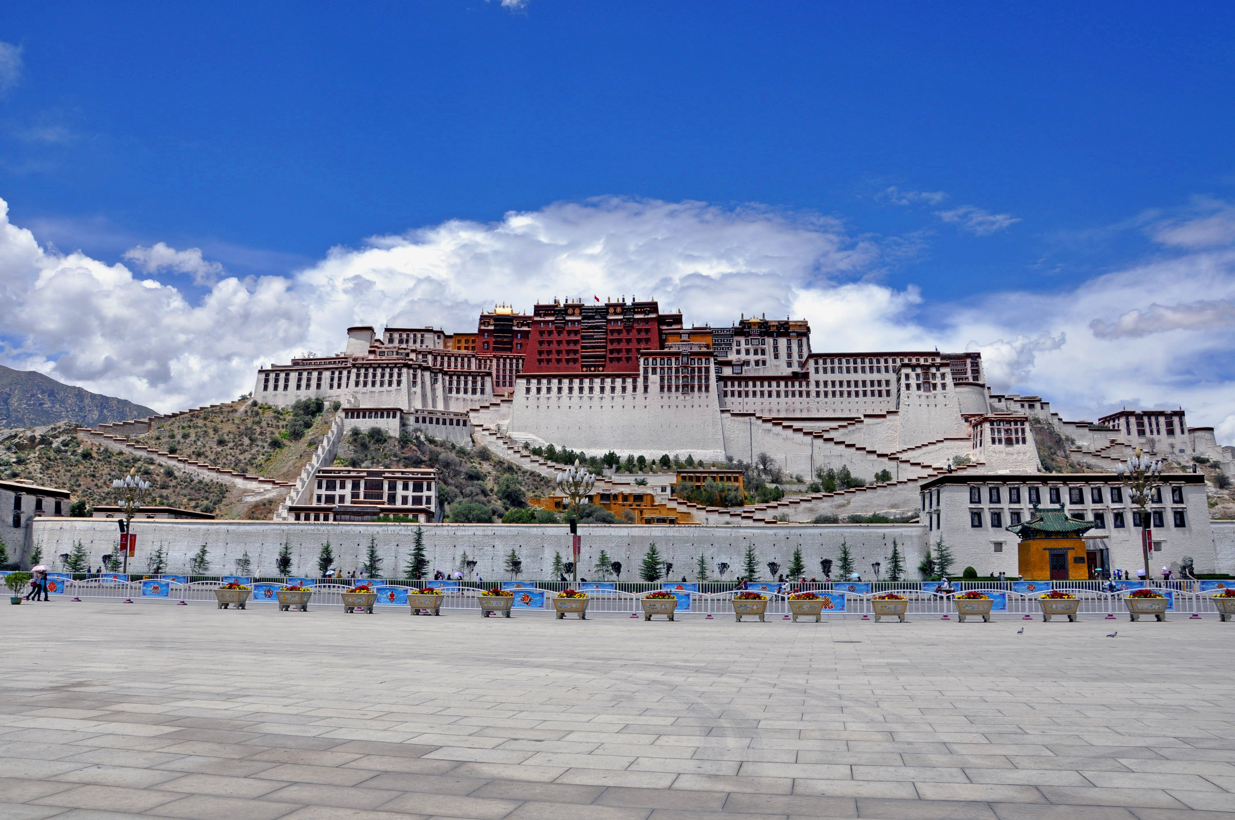 布达拉宫是西藏最庞大,最完整的古代宫堡建筑群