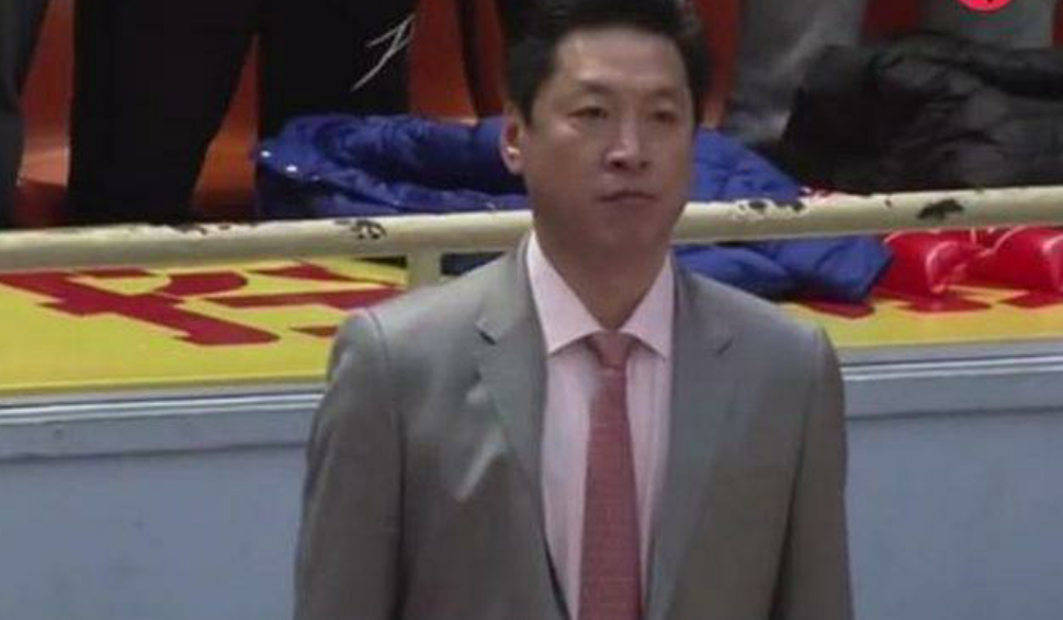 nba球员打球为什么不吃口香糖(为什么CBA赛场上球员嚼口香糖，教练也嚼口香糖)