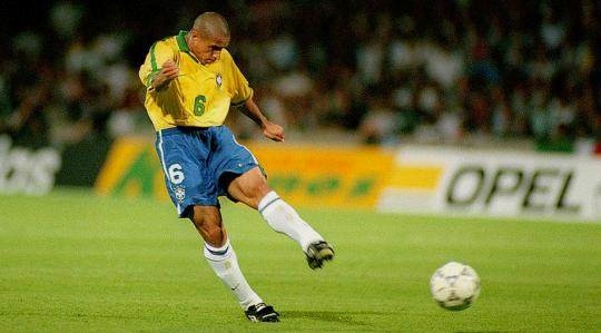 06年世界杯巴西队第几名（06年世界杯，史上最强巴西队，却因为卡洛斯系鞋带而痛失冠军）