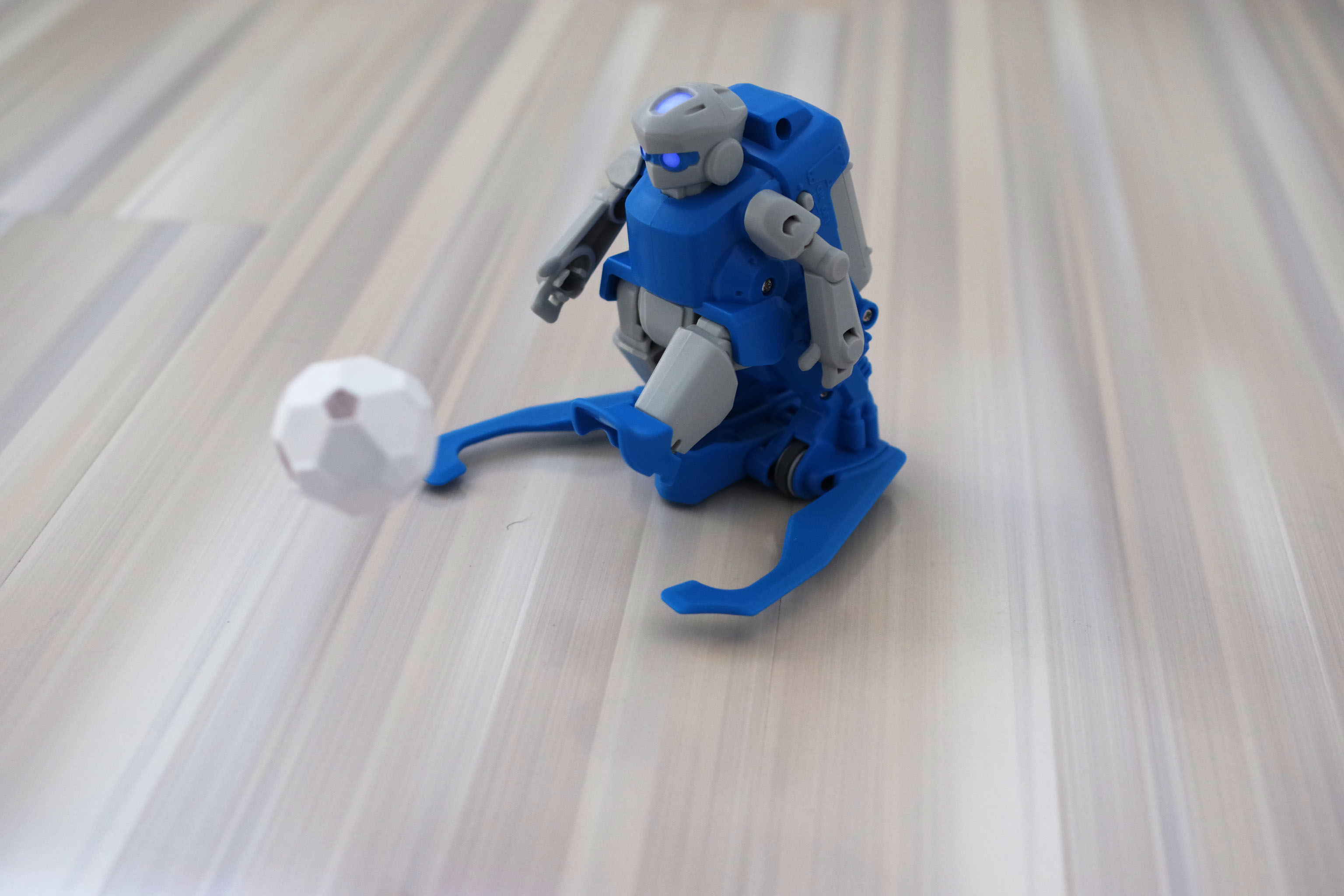 小米足球机器人遥控器(不一样的世界杯!小米有品推出simi足球机器人)