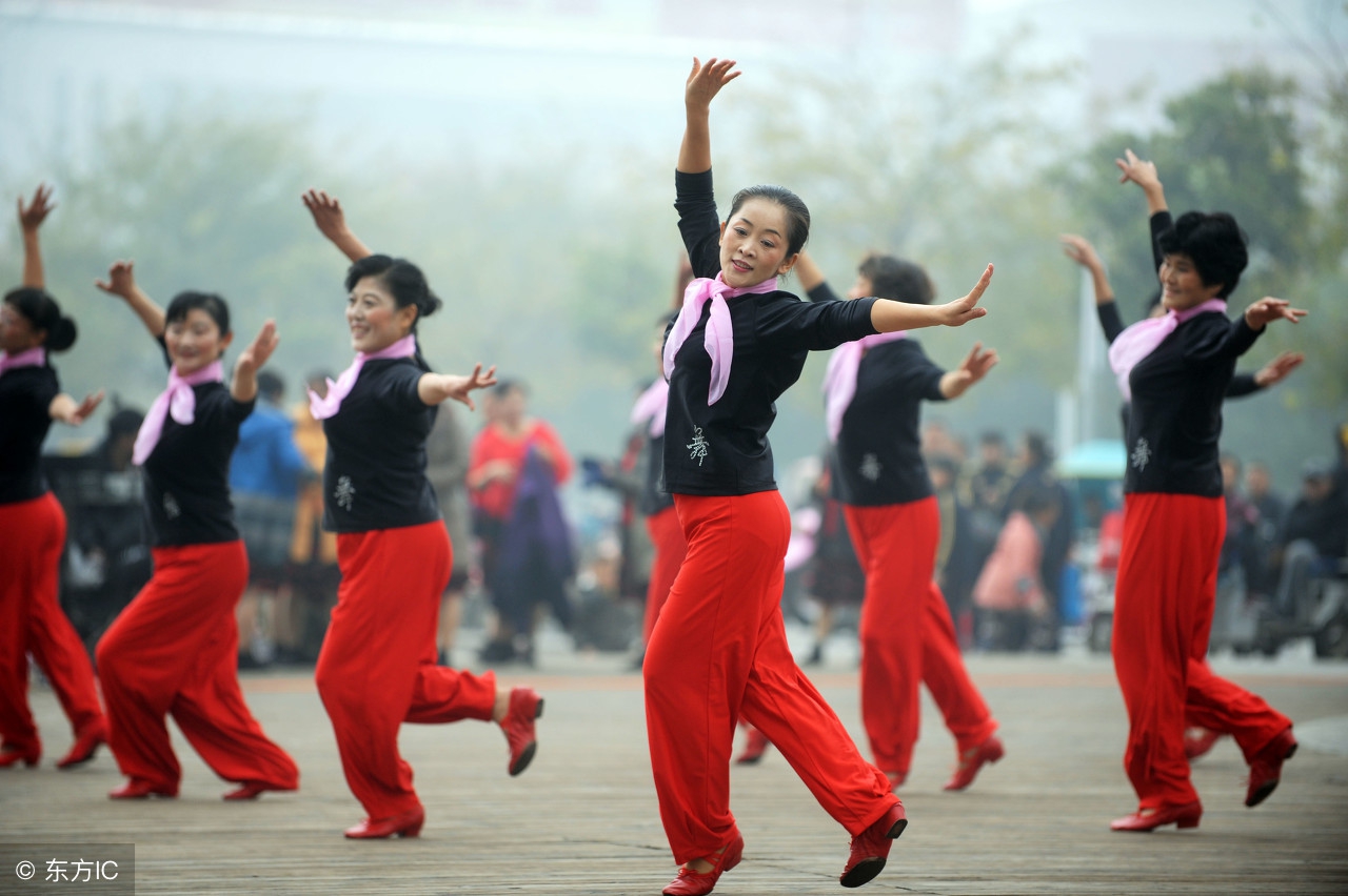 如何用一句唐诗形容大妈跳广场舞？