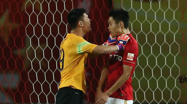 说到这,不得不提恒大门将曾诚和王上源的故事了.