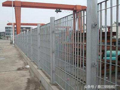 泰江小王讲解钢格板围栏施工现场