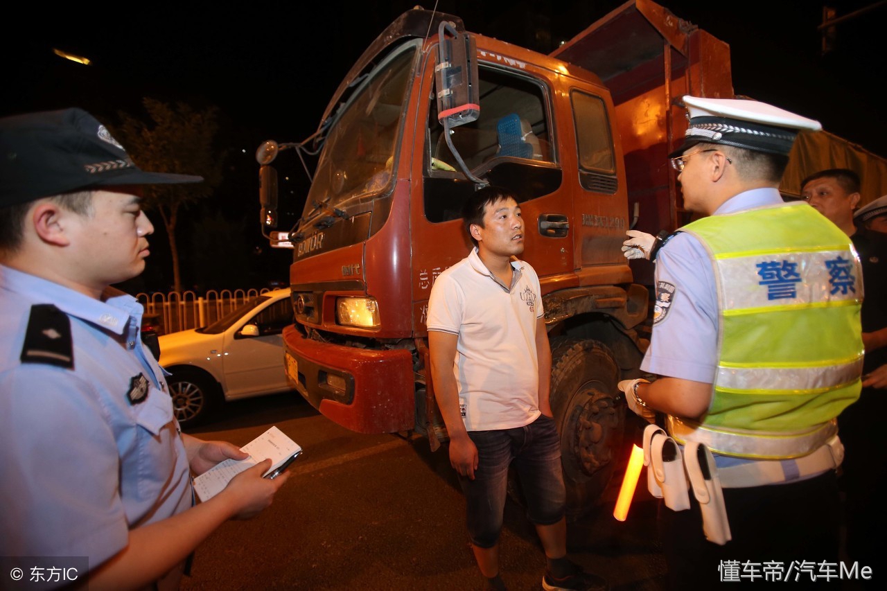 货车车牌只有两颗螺丝，交警要扣12分，车主突然发现警车也是两颗