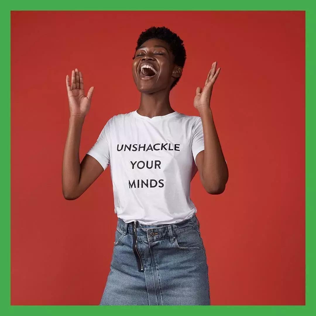 gurung用更加明快的标语和颜色表达着自己对世界的态度,"unshackle