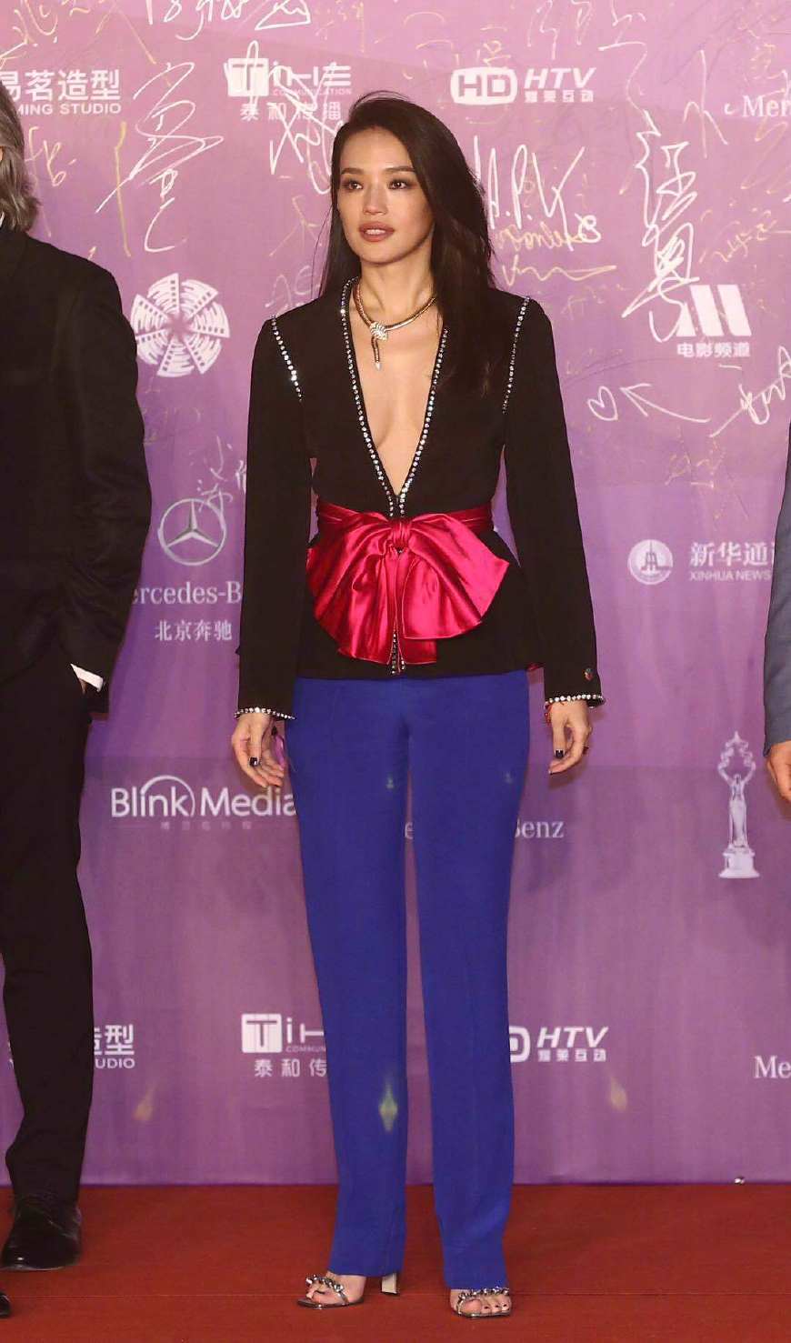 舒淇疑似真空出镜电影节开幕式，网友：冯德伦快来管管你老婆啊！